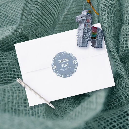 Dusty blauwe papel picado dank u baby meisje douch ronde sticker