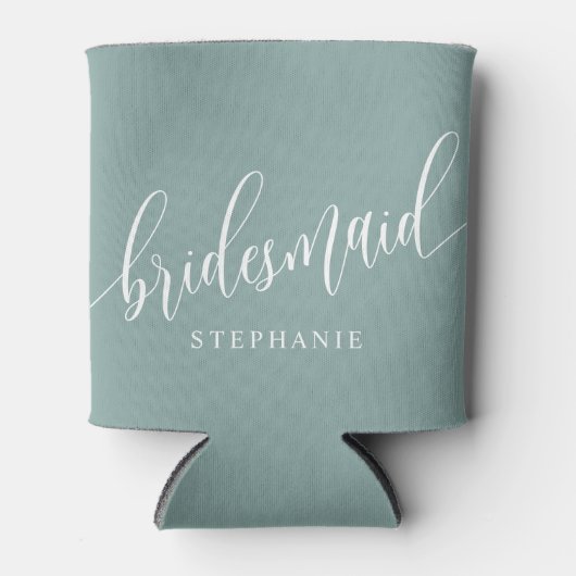 Dusty Blauwgroen Bruidsmeisje Modern Script Blikjeskoeler (Voorkant)