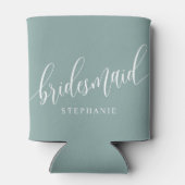 Dusty Blauwgroen Bruidsmeisje Modern Script Blikjeskoeler (Achterkant)