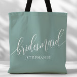 Dusty Blauwgroen Bruidsmeisje Modern Script Tote Bag<br><div class="desc">Show uw waardering voor uw bruidsfeest met deze stijlvolle stoffige blauwgroen bruidsmeisje canvas tas. Met modern script en aanpasbaar met de naam van uw bruidsmeisje, deze canvas tas is zowel praktisch als elegant. De zachte kleur en het chique ontwerp maken het perfect voor het dragen van bruiloft dag benodigdheden of...</div>