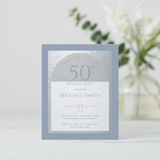 Dusty Blue 50th Birthday Silver Budget Invitation (Staand voorkant)
