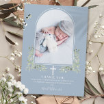 Dusty Blue Baptism Green Arch Foto Bedankkaart<br><div class="desc">Moderne doop doop foto dank u kaart. Personaliseer met je foto en speciale doop,  doop bedankje in chique witte belettering op dit stijlvolle design met een elegante witte boog en waterverf groen gebladerte op een stoffige blauwe achtergrond. Ontworpen door Thisnotme©</div>