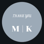 Dusty Blue Bedankt Monograms Classy Wedding Ronde Sticker<br><div class="desc">Gedrukt met monogram initialen (die u kunt bewerken,  wijzigen en personaliseren) in aangepaste stoffige blauwe kleur met aangepaste bedankbericht!</div>