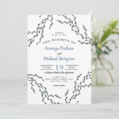 Dusty Blue Berry Wreath Wedding Invitation Kaart (Staand voorkant)