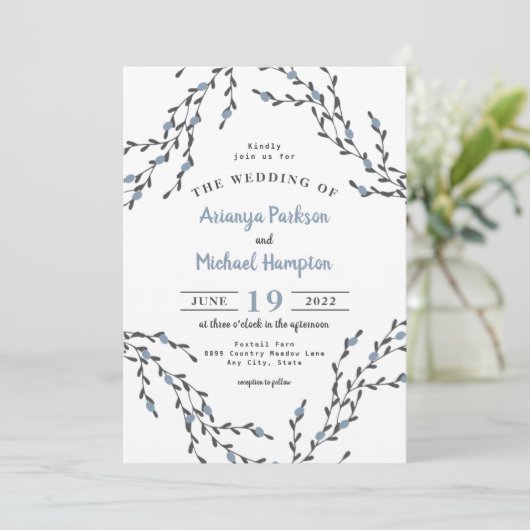 Dusty Blue Berry Wreath Wedding Invitation Kaart (Staand voorkant)
