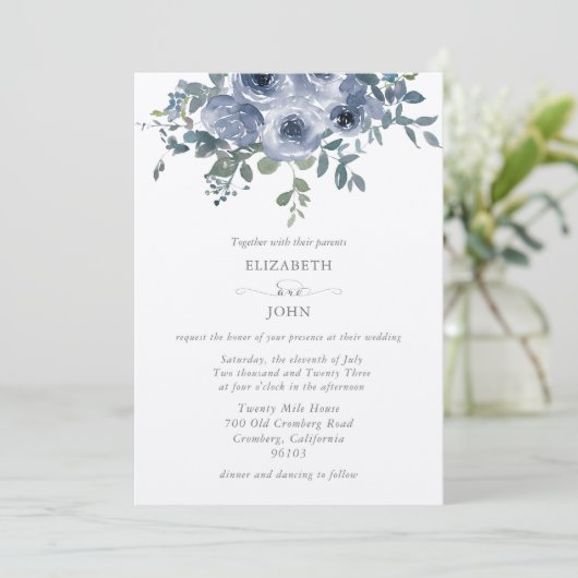 Dusty Blue Bloemen en Grijs Bruiloft Uitnodiging (Staand voorkant)
