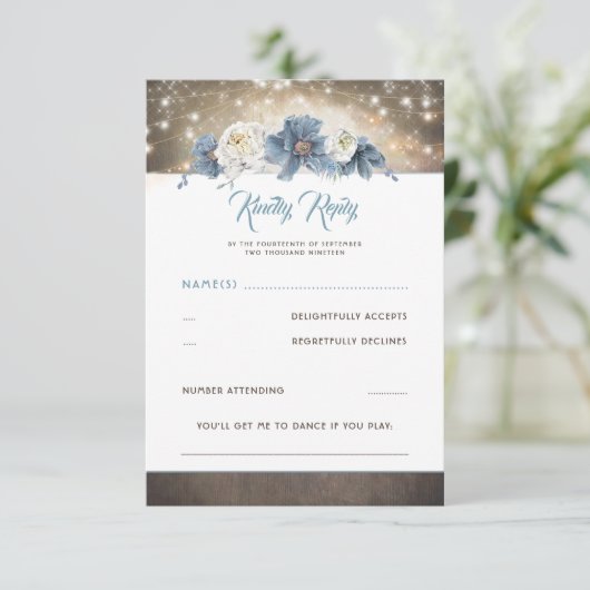 Dusty Blue Bloemen Rustieke Bruiloft RSVP Kaartje (Staand voorkant)