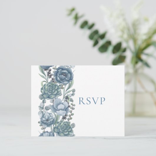 Dusty Blue Bloemen Succulenten Bruiloft RSVP Uitnodiging Briefkaart (Staand voorkant)