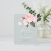 Dusty Blue Blush Floral Baby in Bloom Shower Uitnodiging Briefkaart (Staand voorkant)