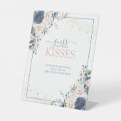 Dusty Blue Blush Pink Gold Hoeveel Kisses Reclamebord Met Voetstuk (Voorkant)