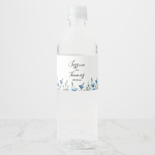 Dusty Blue Boho Chic Wildflowers Eenvoudige bruilo Waterfles Etiket (Voorkant)