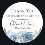 Dusty Blue Botanical Wedding Favor Ronde Sticker<br><div class="desc">Chic dusty blue waterverf bloemen en botanische takken,  gepersonaliseerde trouwbonsticker. Ontworpen om aan te sluiten bij ons Dusty Blue Botanical Collectie. Pas de stijl,  de kleur en de grootte van het tekstdoopvont aan.</div>