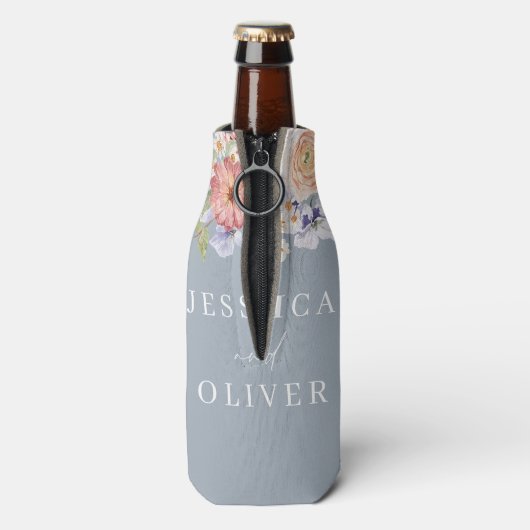 Dusty Blue Botanische Bloemen Waterverf Bruiloft Flesjeskoeler (Fles Achterkant)