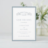 Dusty Blue botanische kam monogram bruiloft Save The Date (Staand voorkant)