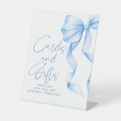 Dusty Blue Bow Cards and Gifts Bridal Shower Reclamebord Met Voetstuk (Voorkant)