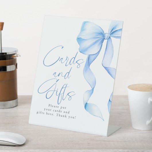 Dusty Blue Bow Cards and Gifts Bridal Shower Reclamebord Met Voetstuk (Insitu)