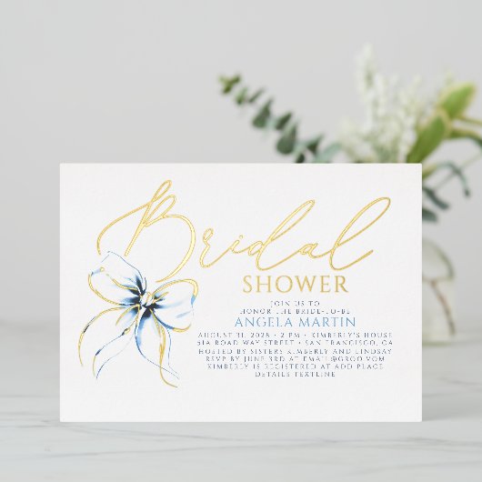 Dusty Blue Bow Elegant Script Modern Bridal Shower Folie Uitnodiging (Staand Voorkant)