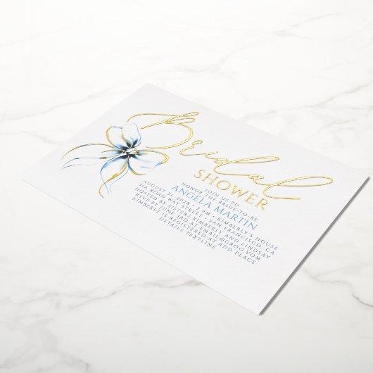 Dusty Blue Bow Elegant Script Modern Bridal Shower Folie Uitnodiging (Gedraaid)