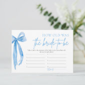 Dusty Blue Bow Hoe oud was de bruid om een spel te Kaart (Staand voorkant)