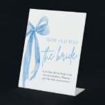 Dusty Blue Bow Hoe oud was het bruid Vrijgezellenf Reclamebord Met Voetstuk<br><div class="desc">Voeg een leuke en elegante touch toe aan uw vrijgezellenfeest met onze Dusty Blue Bow How Old Was The Bride Vrijgezellenfeest Poster. Met een delicaat stoffig blauw boogontwerp nodigt dit poster gasten uit om de leeftijd van de bruid te raden op verschillende foto's die tijdens het evenement worden weergegeven. Perfect...</div>