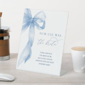 Dusty Blue Bow Hoe oud was het bruid Vrijgezellenf Reclamebord Met Voetstuk (Insitu)