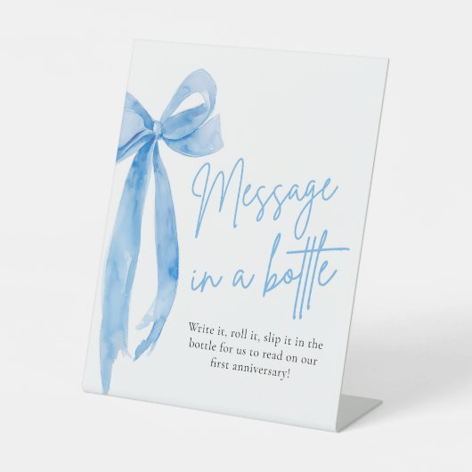 Dusty Blue Bow Message in een flessenbordspel Reclamebord Met Voetstuk (Voorkant)