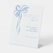 Dusty Blue Bow Vrijgezellenfeest Boeket Bar Reclamebord Met Voetstuk (Voorkant)