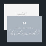 Dusty Blue Bow wordt mijn bruidsmeisje Kaart<br><div class="desc">Vraag familie en vrienden om deel uit te maken van uw bruiloft met deze gepersonaliseerde "Will you be my bridesmaid" -kaart. Het beschikt over een schattige boog,  een grillig script en een stoffige blauwe achtergrond. Personaliseer door een naam en bericht toe te voegen.</div>