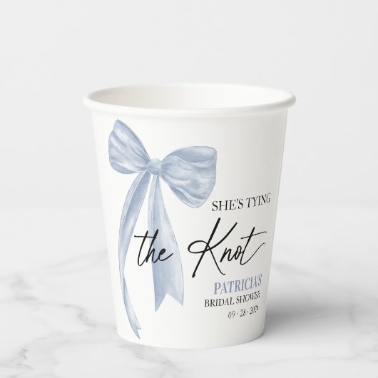 Dusty Blue Bow Ze bindt de knoop Vrijgezellenfeest Papieren Bekers (Achterkant)