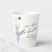 Dusty Blue Bow Ze bindt de knoop Vrijgezellenfeest Papieren Bekers (Achterkant)