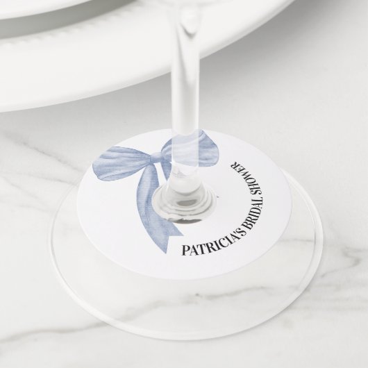 Dusty Blue Bow Ze bindt de knoop Vrijgezellenfeest Wijnglaslabel (Dichtbij)