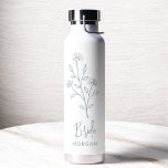 Dusty Blue Bride Hand Bloemen Bachelorette Waterfles<br><div class="desc">Vier in stijl met onze naam Hand Geschreven Bachelorette Bruids Party Thermal Wine Tumbler. Met een elegant, gepersonaliseerd script ontwerp, is deze tuimelaar perfect om dranken op de ideale temperatuur te houden tijdens uw bruidsfeesten. Gemaakt van hoogwaardige, geïsoleerde materialen, het is net zo praktisch als chic. Ideaal voor vrijgezellenfeesten, vrijgezellenfeesten...</div>