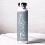 Dusty Blue Bride Hand Bloemen Bachelorette Waterfles<br><div class="desc">Vier in stijl met onze naam Hand Geschreven Bachelorette Bruids Party Thermal Wine Tumbler. Met een elegant, gepersonaliseerd script ontwerp, is deze tuimelaar perfect om dranken op de ideale temperatuur te houden tijdens uw bruidsfeesten. Gemaakt van hoogwaardige, geïsoleerde materialen, het is net zo praktisch als chic. Ideaal voor vrijgezellenfeesten, vrijgezellenfeesten...</div>