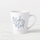 Dusty Blue Bridesmaid Lettering Script Latte Mok (Rechts)