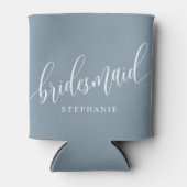 Dusty Blue Bruidsmeisje Modern Script Blikjeskoeler (Voorkant)