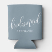 Dusty Blue Bruidsmeisje Modern Script Blikjeskoeler (Achterkant)