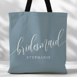 Dusty Blue Bruidsmeisje Modern Script Tote Bag<br><div class="desc">Show uw waardering voor uw bruidsfeest met deze stijlvolle stoffige blauwe bruidsmeisje canvas tas. Met modern script en aanpasbaar met de naam van uw bruidsmeisje, deze canvas tas is zowel praktisch als elegant. De zachte kleur en het chique ontwerp maken het perfect voor het dragen van bruiloft dag benodigdheden of...</div>