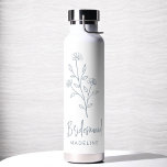 Dusty Blue Bruidsmeisje Naam Floral Bachelorette Waterfles<br><div class="desc">Vier in stijl met onze naam Hand Geschreven Bachelorette Bruids Party Thermal Wine Tumbler. Met een elegant, gepersonaliseerd script ontwerp, is deze tuimelaar perfect om dranken op de ideale temperatuur te houden tijdens uw bruidsfeesten. Gemaakt van hoogwaardige, geïsoleerde materialen, het is net zo praktisch als chic. Ideaal voor vrijgezellenfeesten, vrijgezellenfeesten...</div>