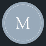Dusty Blue | Bruiloft Monogram Ronde Sticker<br><div class="desc">Deze eenvoudige maar elegante bruiloft sticker heeft een trendy,  stoffige blauwe achtergrond met uw initiaal in moderne witte tekst,  en een bijpassende witte ronde lijst. Het is gemaakt om perfect te coördineren met onze "subtiele waterverf rozen" bruiloft collectie.</div>