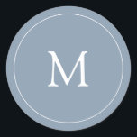 Dusty Blue | Bruiloft Monogram Ronde Sticker<br><div class="desc">Deze eenvoudige maar elegante bruiloft sticker heeft een trendy,  stoffige blauwe achtergrond met uw initiaal in moderne witte tekst,  en een bijpassende witte ronde lijst. Het is gemaakt om perfect te coördineren met onze "subtiele waterverf rozen" bruiloft collectie.</div>