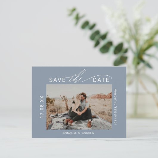 Dusty blue brush script 2 foto's slaan de datum op briefkaart (Staand voorkant)