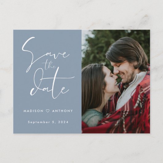 Dusty Blue Calligraphy Save the Date Weduwfoto Uitnodiging Briefkaart (Voorkant)