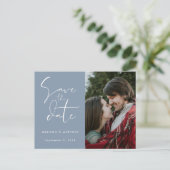 Dusty Blue Calligraphy Save the Date Weduwfoto Uitnodiging Briefkaart (Staand voorkant)