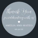 Dusty Blue Calligraphy Wedding Bedankt voor je ple Ronde Sticker<br><div class="desc">Het perfecte kleine ding om je trouwbonenkast af te dichten of bedankt je opmerking. Het dankjegevoel wordt geschreven in een playful manuscriptdoopvont dan zijn de jouw naam en de trouwdatum in een klassieke serif tekst. Een zoet hart scheidt hen. Dit object maakt deel uit van de Elegant Minimalist Wedding Suite....</div>