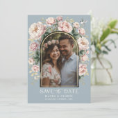 Dusty Blue Chinoiserie Floral Photo Save the Date Kaart (Staand voorkant)