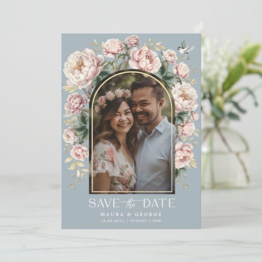 Dusty Blue Chinoiserie Floral Photo Save the Date Kaart (Staand voorkant)