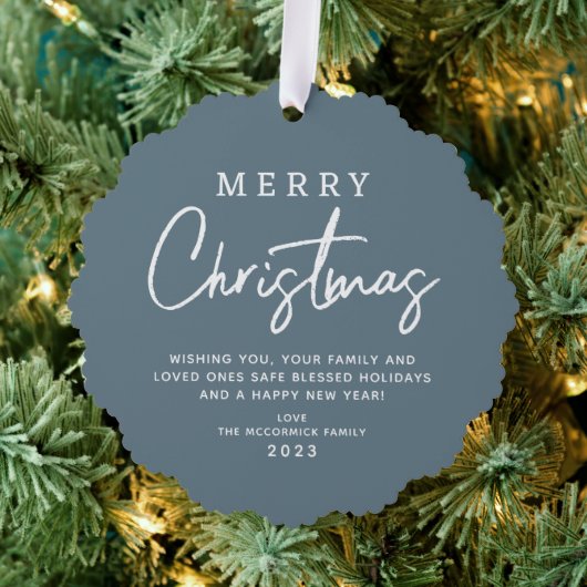 Dusty Blue Christmas Script Familienaam Aangepast Ornament Kaart (Insitu (Drie))
