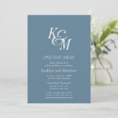 Dusty Blue Classic Monogram op een dag afstand Kaart (Staand voorkant)