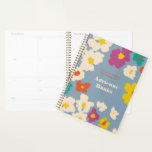 Dusty Blue Colorful Modern Floral Planner<br><div class="desc">Deze kornflower blue day-planner is voorzien van een spreiding van abstracte bloemen in warme en heldere kleuren zoals geel,  blauwgroen,  oranje,  fuchsia en ivoor. Eenvoudig aan te passen dekkingstekst laat u de titel van uw planner personaliseren en van het maken van het een van een soort gift.</div>