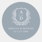 Dusty Blue Crest Modern Monogram Wedding Ronde Sticker (Voorkant)